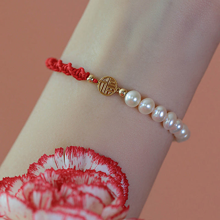 Pulsera de hilo rojo trenzada con protección de la suerte y perlas chapadas en oro de 14 quilates