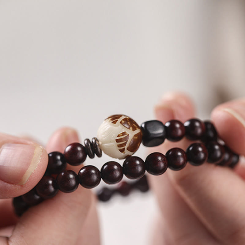 Pulsera de doble envoltura de protección tallada con semillas de loto y sándalo rojo de hoja pequeña de Buddha Stones