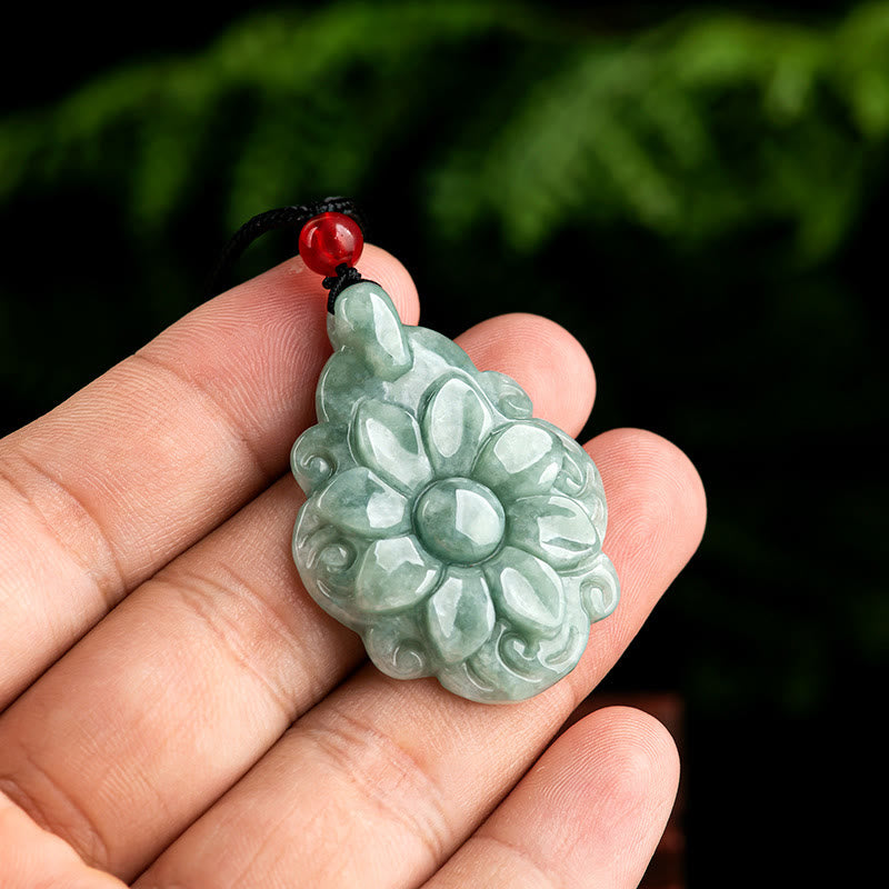 Colgante de collar de la suerte con diseño de flores de Kalanchoe blossfeldiana de Jade Natural con Buddha Stones