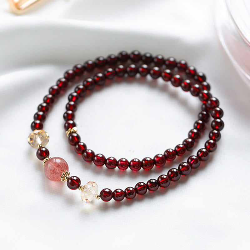 Pulsera de doble vuelta con estabilidad de cuarzo fresa y granate natural chapada en oro de 14 quilates con Buddha Stones