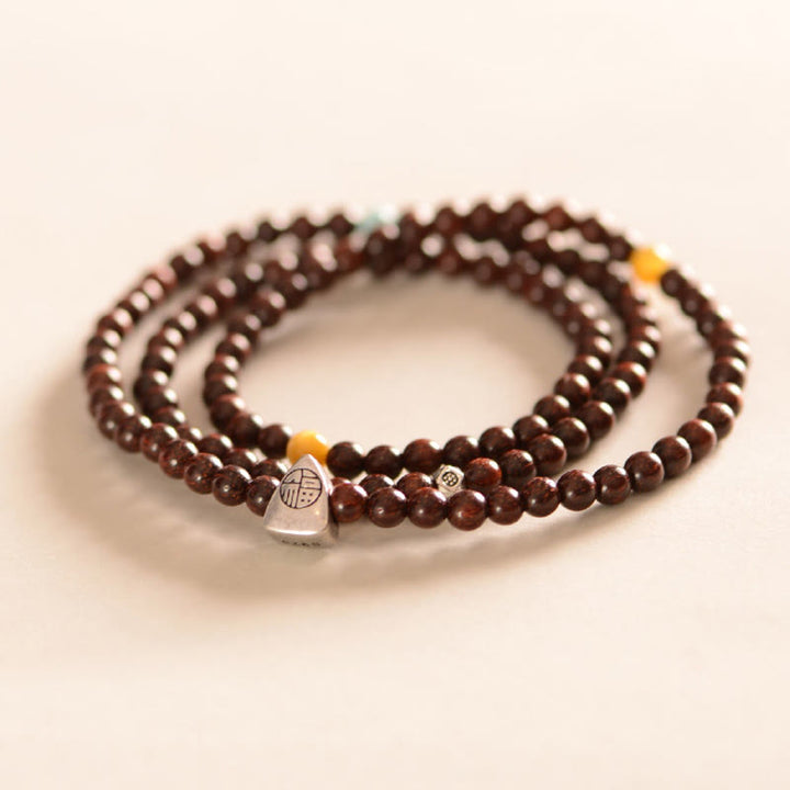 Pulsera de triple envoltura de protección de carácter Fu de sándalo rojo de hoja pequeña india de plata de ley 925 con Buddha Stones
