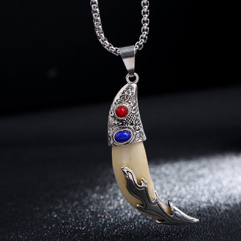 Colgante de collar de equilibrio de acero de titanio con dientes de lobo de imitación