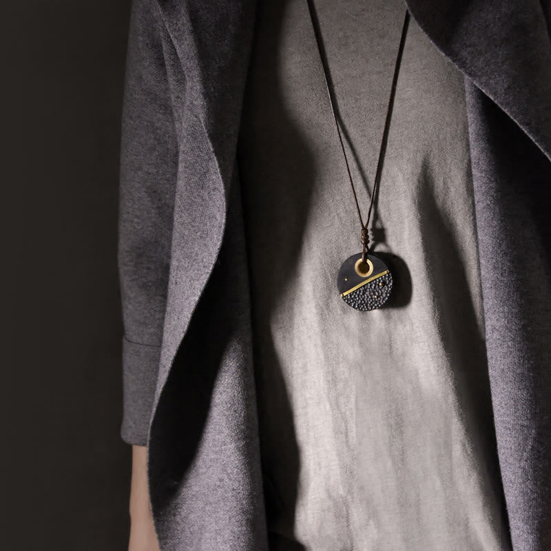 Colgante de collar de paz de cobre y madera de ébano redondo hecho a mano con Buddha Stones