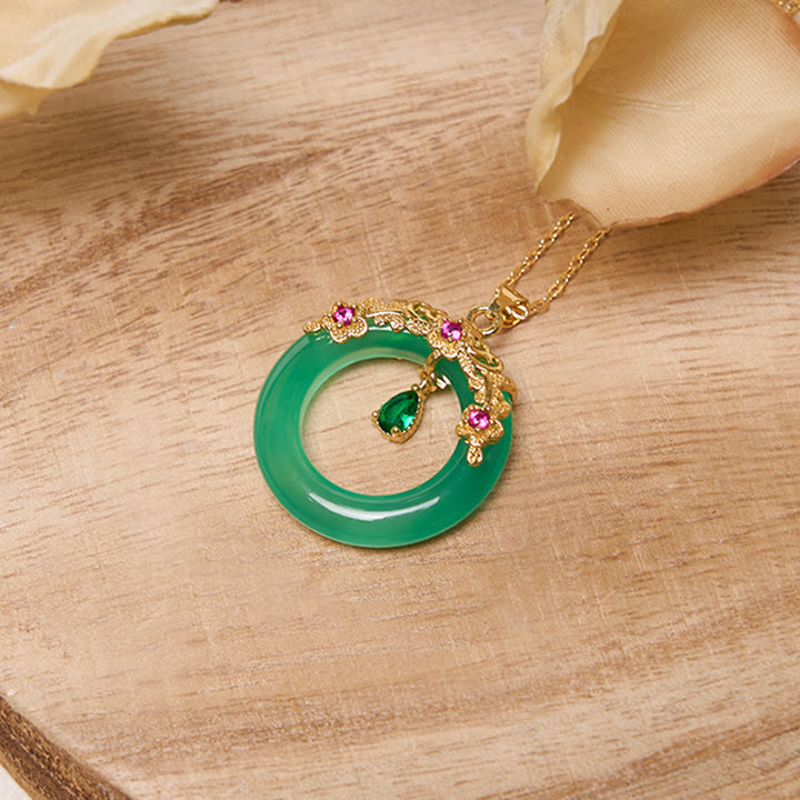 Colgante de collar de fuerza con diseño de hebilla de paz de Calcedonia verde con Buddha Stones