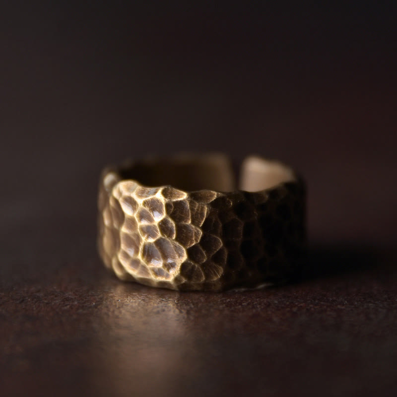 Anillo de la suerte de latón y cobre con diseño de textura tibetana