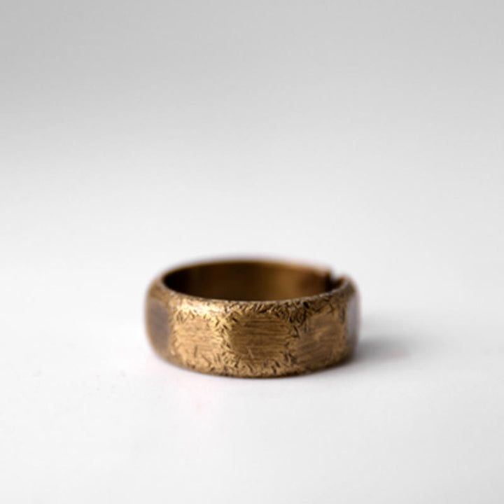 Anillo de riqueza esmerilado de latón y cobre de diseño simple tibetano