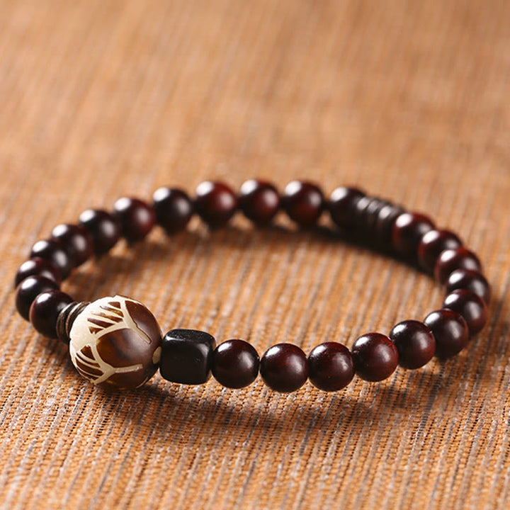 Pulsera de doble envoltura de protección tallada con semillas de loto y sándalo rojo de hoja pequeña de Buddha Stones