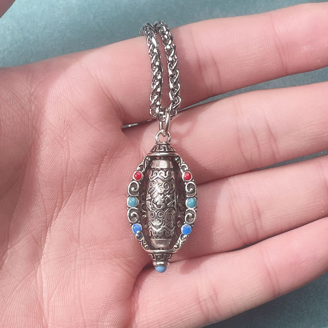 Collar con colgante giratorio de pureza de Om Mani Padme Hum tibetano con Buddha Stones