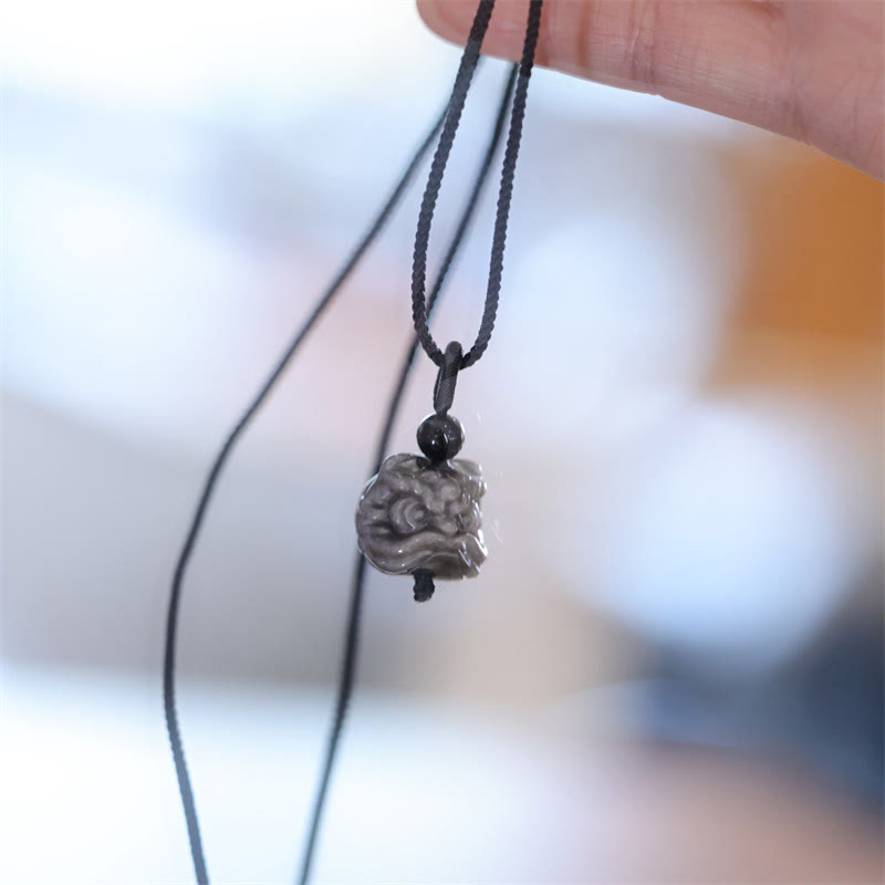 Collar con colgante de protección de león danzante de obsidiana con brillo de plata natural con Buddha Stones