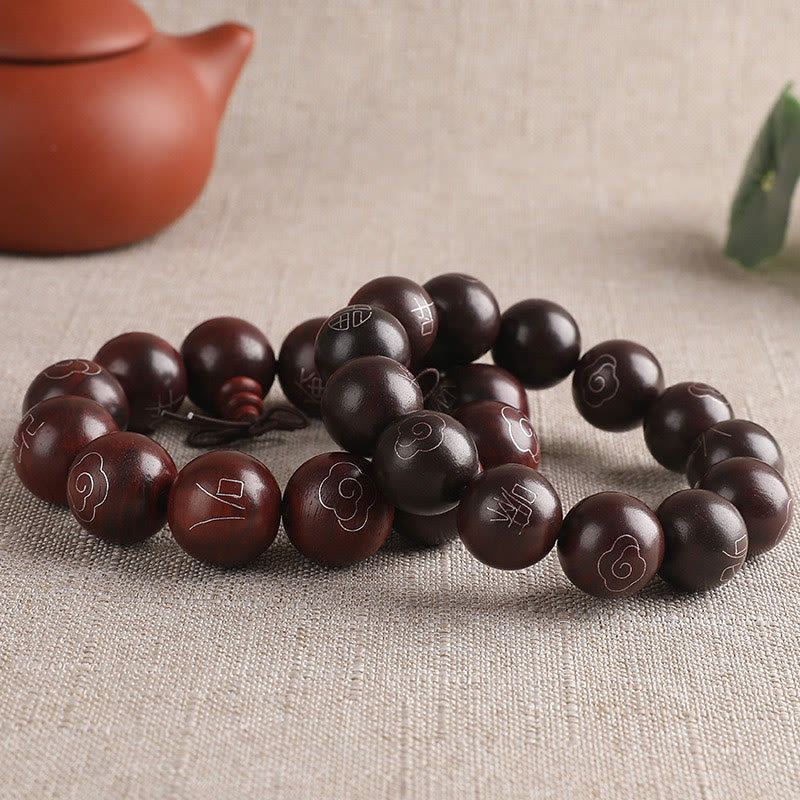 Pulsera de protección de nubes auspiciosas con carácter Om Mani Padme Hum de sándalo rojo de hoja pequeña con incrustaciones de plata de ley 925 con Buddha Stones