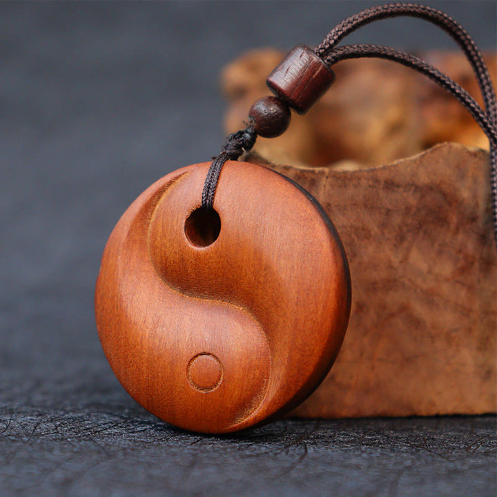 Colgante de collar de protección de la suerte de Yin Yang de madera de azufaifa con Buddha Stones