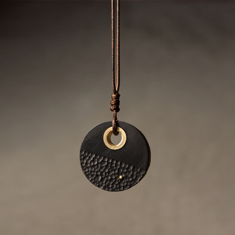 Colgante de collar de paz de cobre y madera de ébano redondo hecho a mano con Buddha Stones