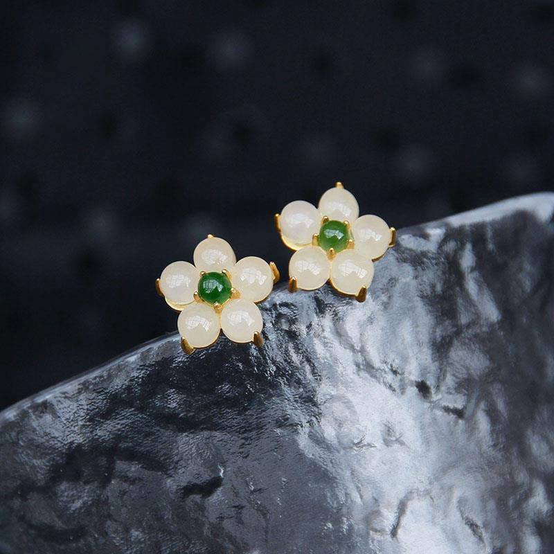 Pendientes de tuerca con diseño de flor de jade blanco y Buddha Stones