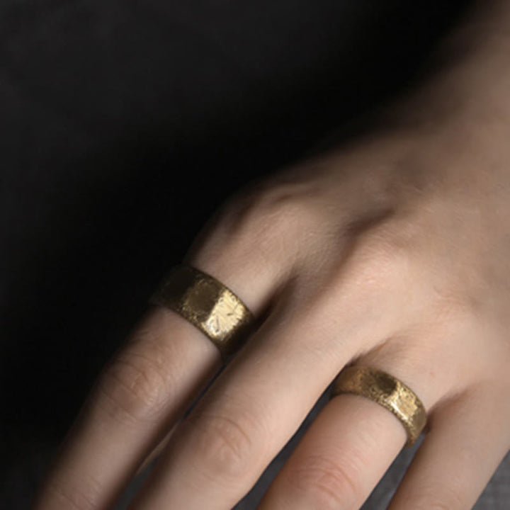 Anillo de riqueza esmerilado de latón y cobre de diseño simple tibetano
