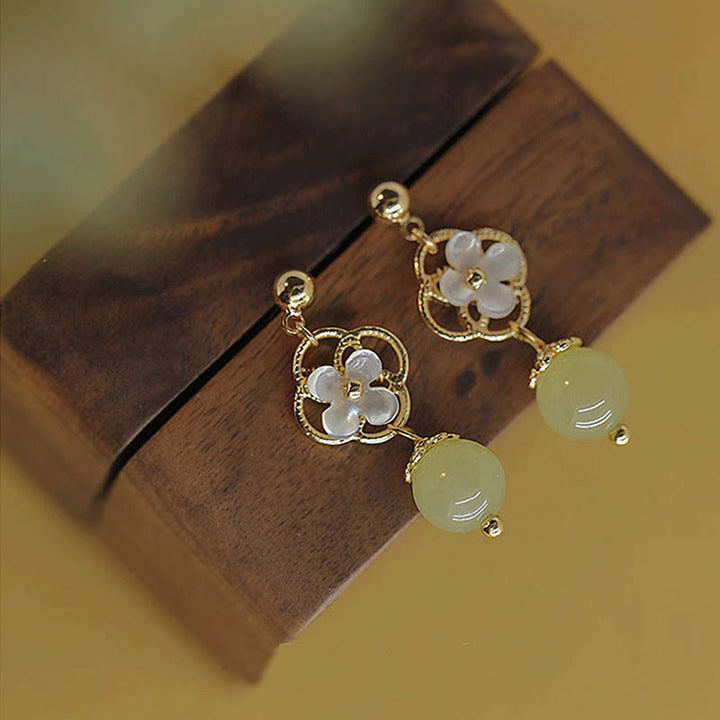 Pendientes colgantes de bendición con cuentas de jade, flor de piedra Tridacna de Buddha Stones