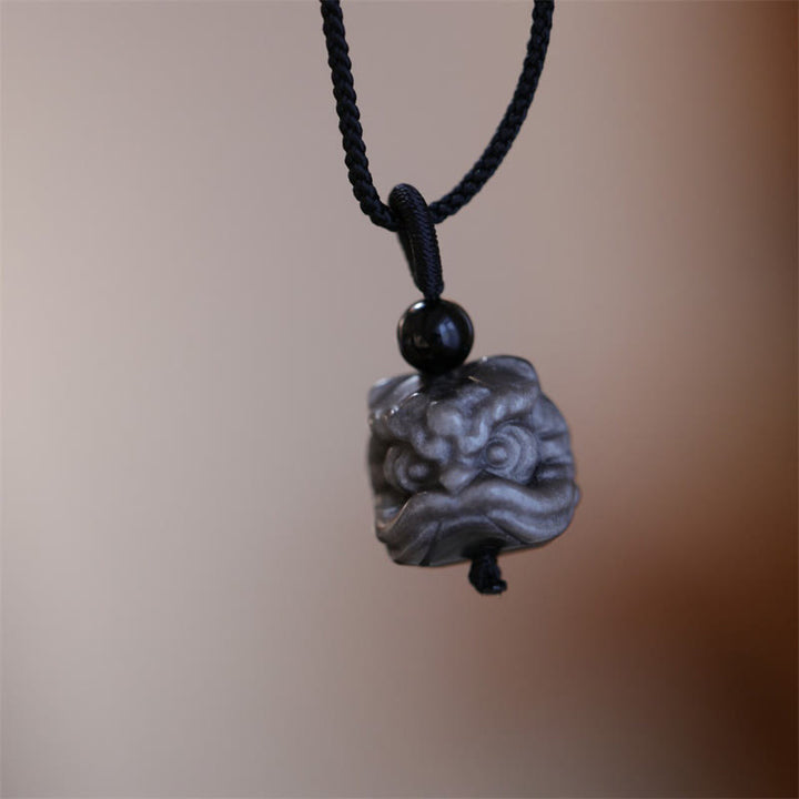 Collar con colgante de protección de león danzante de obsidiana con brillo de plata natural con Buddha Stones