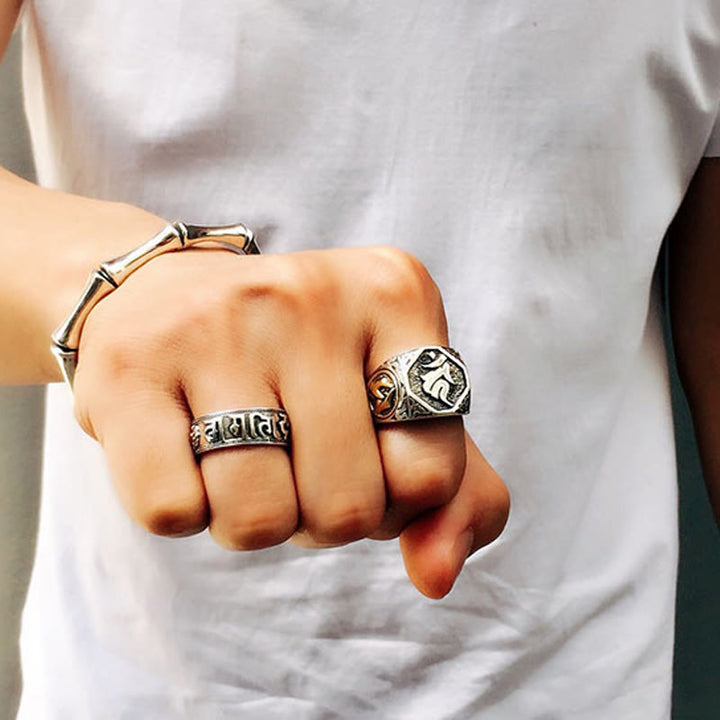 Anillo ajustable de protección tallada con diseño sánscrito de plata de ley 925 con Buddha Stones