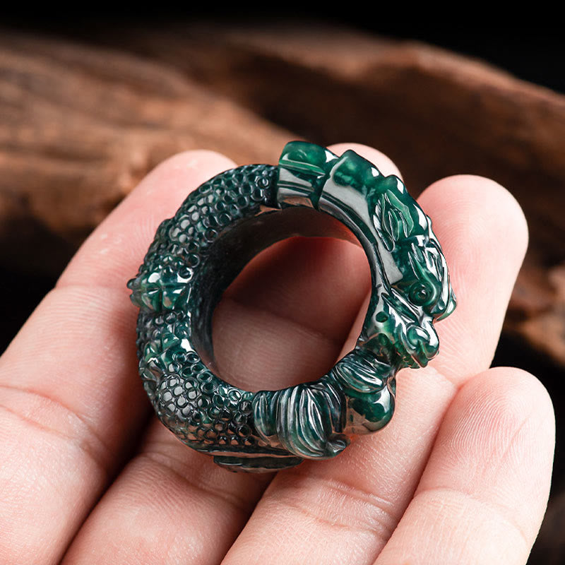 Anillo de éxito tallado con dragón de jade cian natural de Buddha Stones