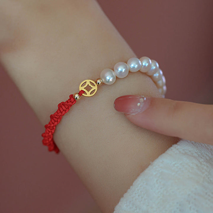 Pulsera de hilo rojo trenzada con protección de la suerte y perlas chapadas en oro de 14 quilates