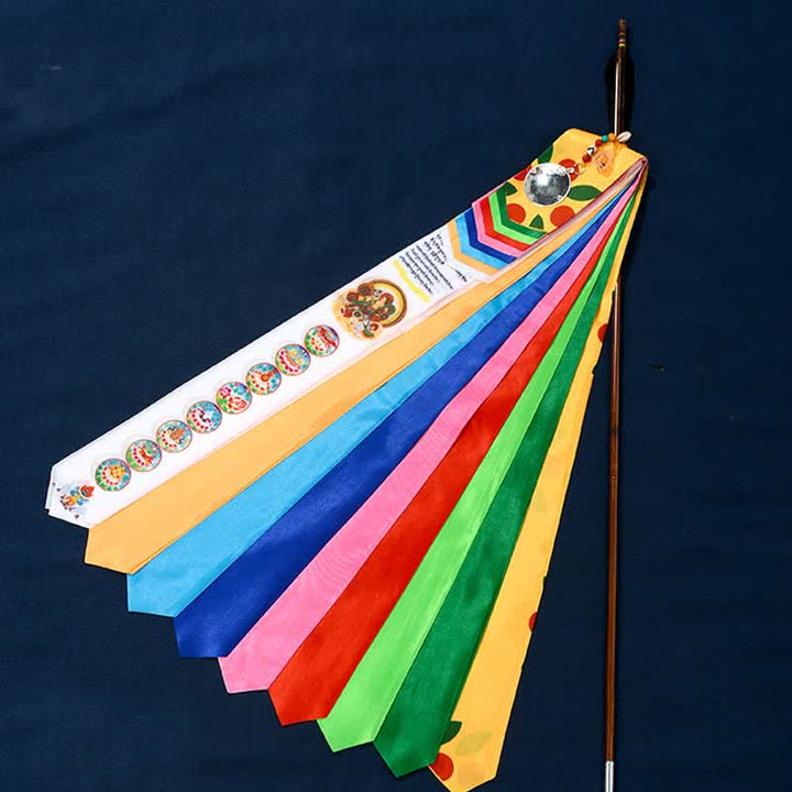Bandera de oración con la flecha de la suerte y los ocho símbolos auspiciosos tibetanos para decoración del hogar. - image 1