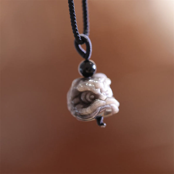 Collar con colgante de protección de león danzante de obsidiana con brillo de plata natural con Buddha Stones