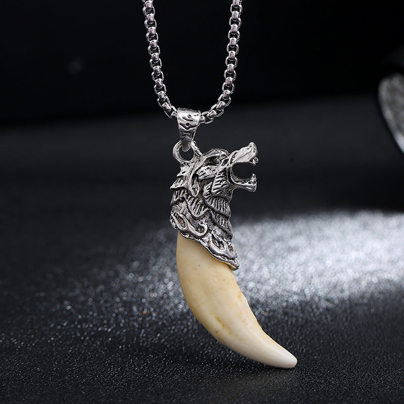 Colgante de collar de equilibrio de acero de titanio con dientes de lobo de imitación