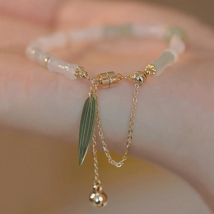 Pulsera de protección de la suerte con hojas de bambú de jade blanco hetiano chapado en oro de 14 Buddha Stones
