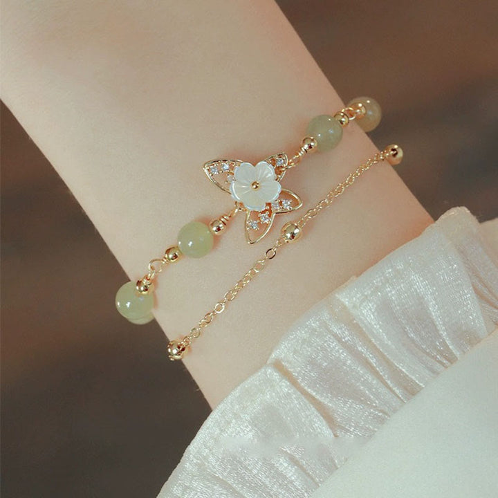 Buddha Stones Pulsera de la Suerte de Doble Capa con Flor de Piedra Tridacna y Mariposa de Jade chapada en Oro de 14 Quilates