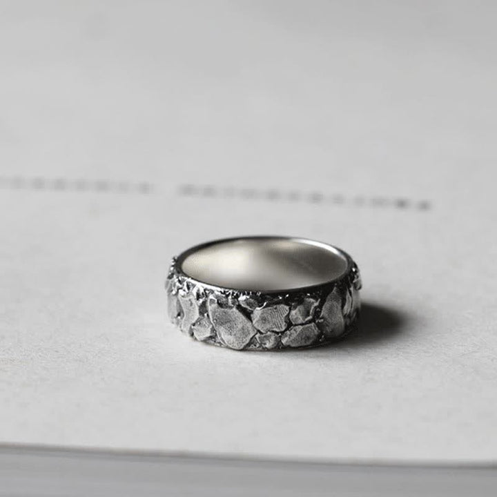 Anillo de cobre con bendición de la suerte y patrón de roca