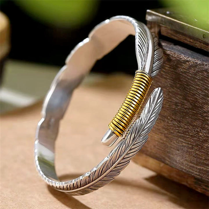Brazalete con diseño de plumas de Buddha Stones, brazalete de la suerte grabado
