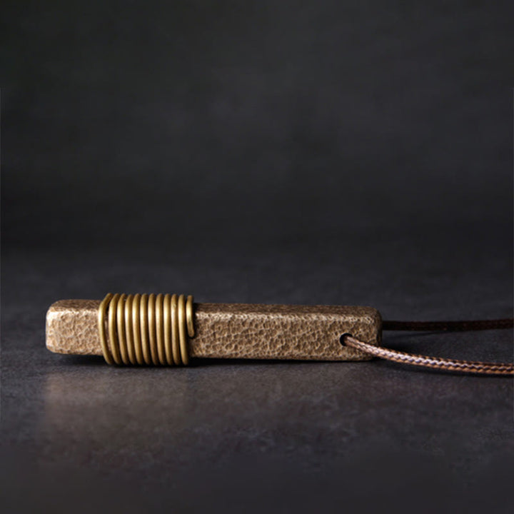 Collar con colgante de riqueza de latón y cobre con diseño texturizado vintage de Buddha Stones - image 2