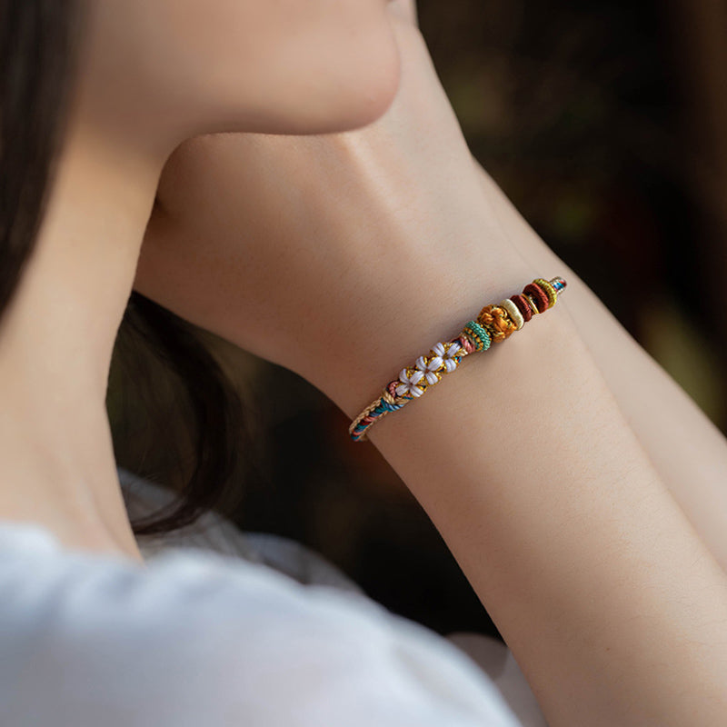 Pulsera de hilo trenzado con diseño de flor de melocotón de color Dunhuang hecha a mano con Buddha Stones