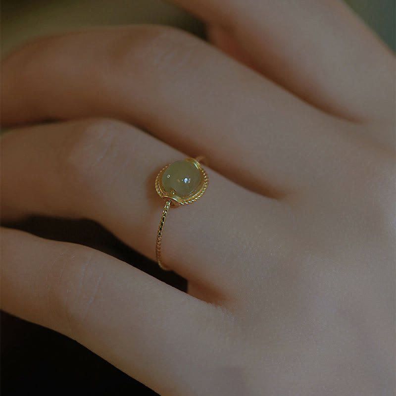Anillo ajustable de prosperidad de la suerte de jade redondo chapado en oro de 14 quilates con Buddha Stones