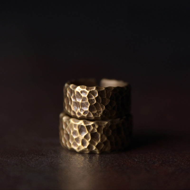 Anillo de la suerte de latón y cobre con diseño de textura tibetana