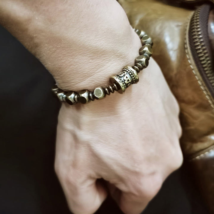 Pulsera de enfoque con amuleto de latón y cobre tallado Om Mani Padme Hum tibetano con Buddha Stones