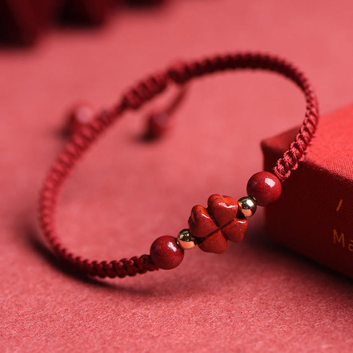 Pulsera de hilo rojo con Buddha Stones, trébol de cuatro hojas, flor de cinco pétalos, bendición de cinabrio