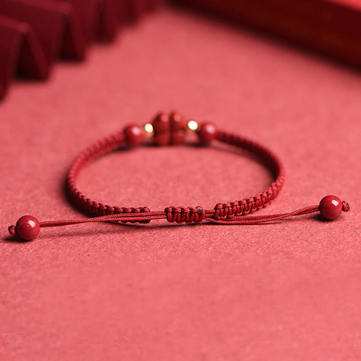 Pulsera de hilo rojo con Buddha Stones, trébol de cuatro hojas, flor de cinco pétalos, bendición de cinabrio