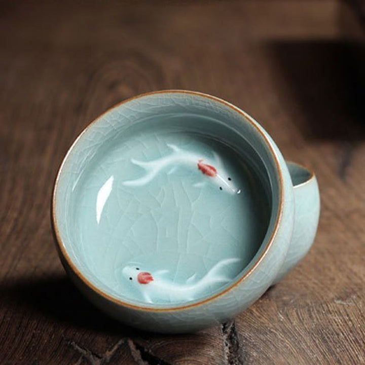Taza de té de cerámica con forma de pez koi de colores y Buddha Stones