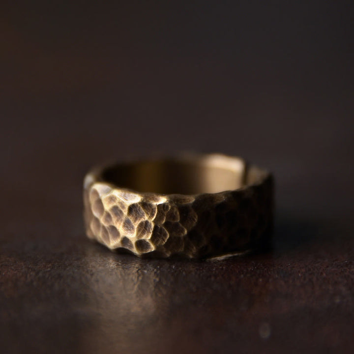 Anillo de la suerte de latón y cobre con diseño de textura tibetana