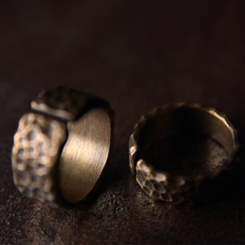 Anillo de la suerte de latón y cobre con diseño de textura tibetana