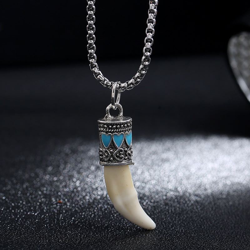 Colgante de collar de equilibrio de acero de titanio con dientes de lobo de imitación