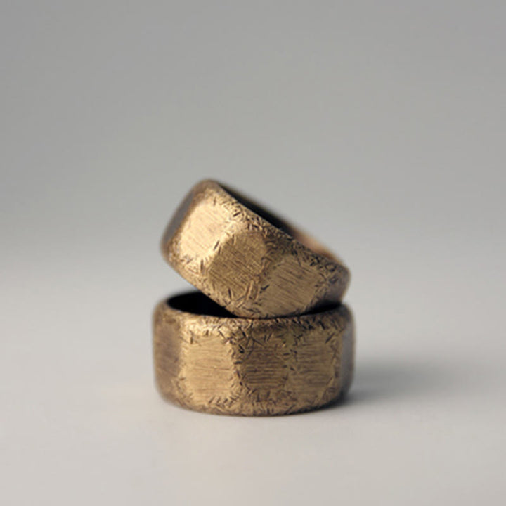 Anillo de riqueza esmerilado de latón y cobre de diseño simple tibetano