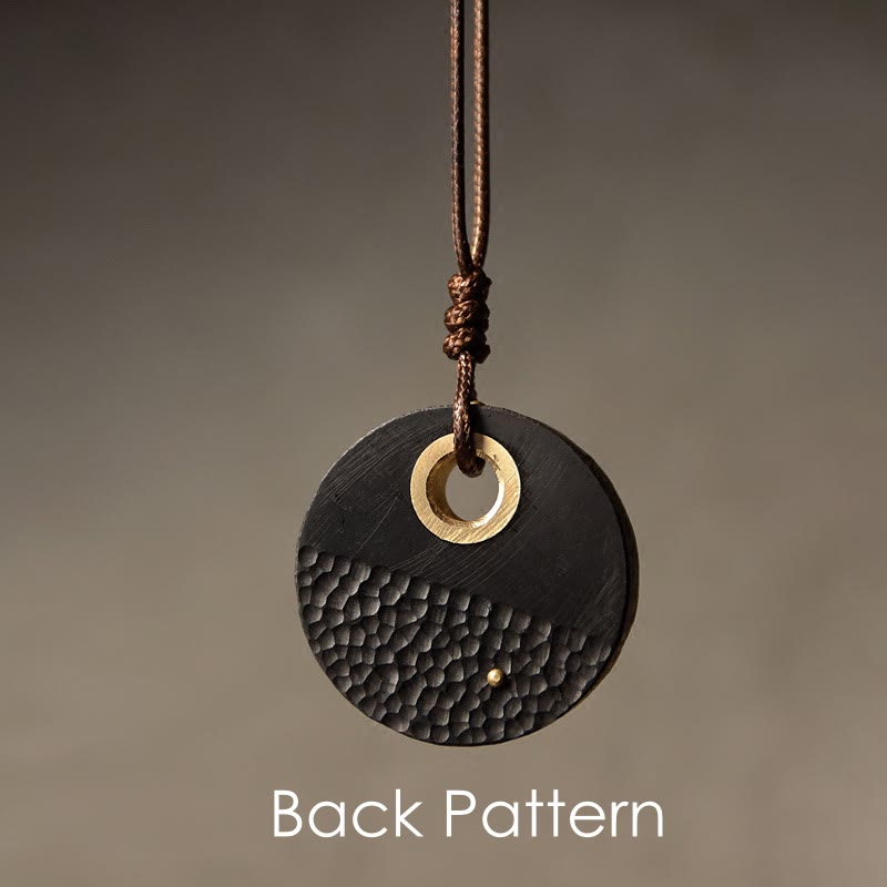 Colgante de collar de paz de cobre y madera de ébano redondo hecho a mano con Buddha Stones