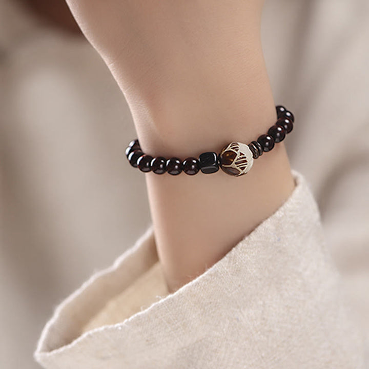 Pulsera de doble envoltura de protección tallada con semillas de loto y sándalo rojo de hoja pequeña de Buddha Stones