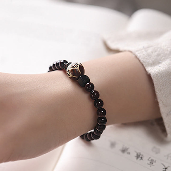 Pulsera de doble envoltura de protección tallada con semillas de loto y sándalo rojo de hoja pequeña de Buddha Stones