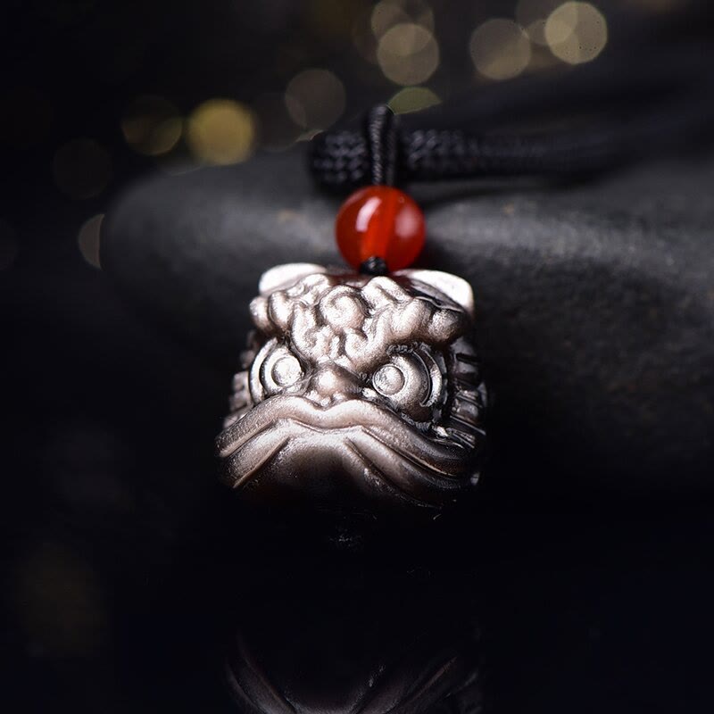 Collar con colgante de protección de león danzante de obsidiana con brillo de plata natural con Buddha Stones