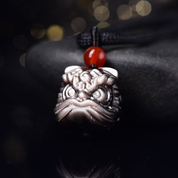 Collar con colgante de protección de león danzante de obsidiana con brillo de plata natural con Buddha Stones