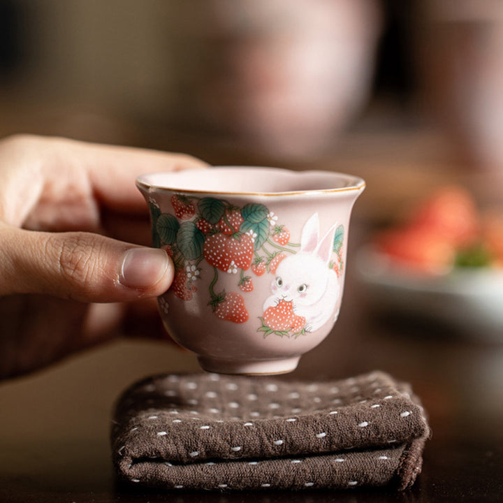 Taza de té de cerámica con diseño de flor de conejo y fresa, Buddha Stones, taza de té de Kung Fu, 55ml