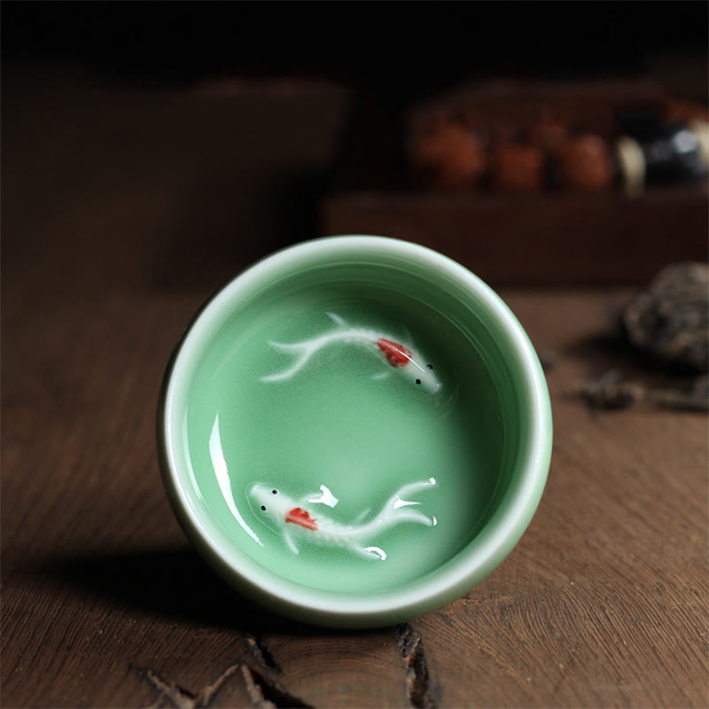 Taza de té de cerámica con forma de pez koi de colores y Buddha Stones