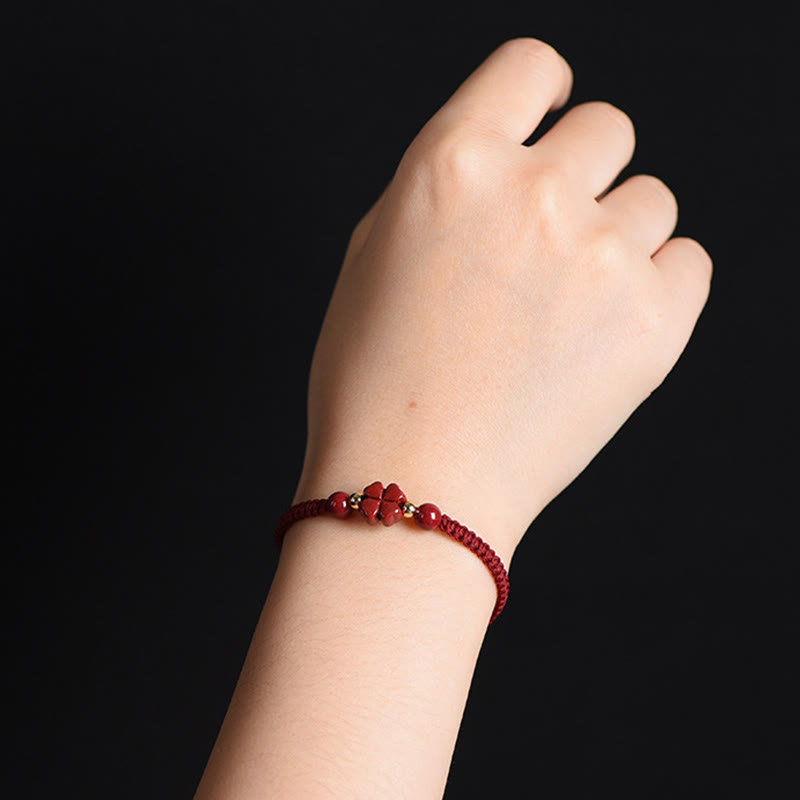 Pulsera de hilo rojo con Buddha Stones, trébol de cuatro hojas, flor de cinco pétalos, bendición de cinabrio